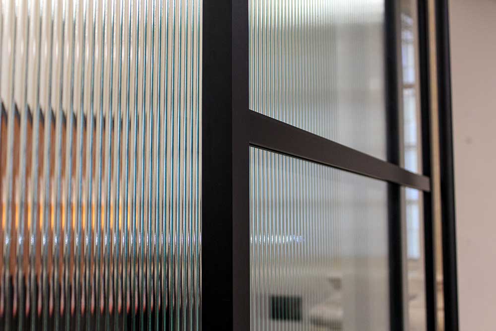 Detail of ZONA glazed glass wall.